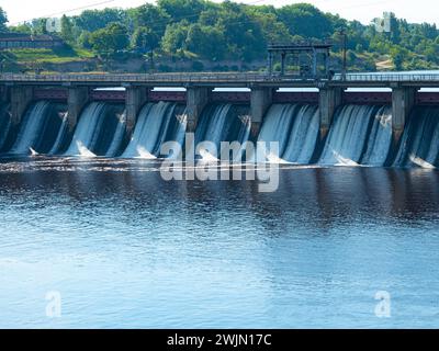 Wasserkraftwerk am nördlichen Fluss. Staudamm (freies Nappengewehr) Stockfoto