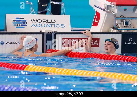 Doha, Katar. Februar 2024. DOHA, KATAR - 16. FEBRUAR: Siegerin Marrit Steenbergen aus den Niederlanden und Siobhan Bernadette Haugney aus Hongkong, China, beim 100-m-Freistil-Finale der Frauen am 15. Tag: Schwimmen der Doha-Weltmeisterschaft 2024 am 16. Februar 2024 in Doha, Katar. (Foto: MTB-Photo/BSR Agency) Credit: BSR Agency/Alamy Live News Stockfoto