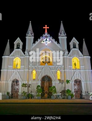 Das 160 Jahre alte, prächtige Gebäude und ein Wahrzeichen in Pune - die Saint Patrick's Cathedral, die aufgrund einer Pandemie leer ist. Stockfoto