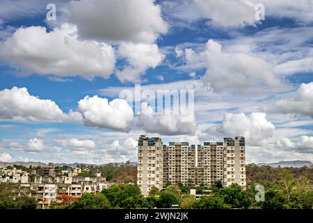Hohe Wohngebäude mit schönen Wolken im Hintergrund des blauen Himmels in Pune, Maharashtra. Stockfoto