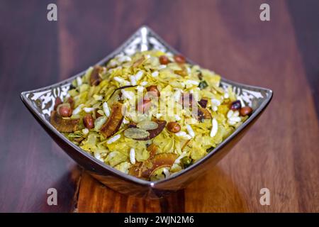 Nahaufnahme von frischen Diwali-Snacks oder farbigen Artikeln auf einem Teller auf einem Holztisch. Stockfoto