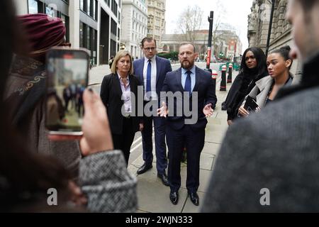 Detective Superintendent Andy Furphy spricht mit den Medien außerhalb des Old Bailey, Zentral-London, nachdem Amina Noor, 39, sieben Jahre lang inhaftiert wurde, weil er einer nicht-britischen Person geholfen hatte, eine dreijährige britische Frau bei einer Reise nach Kenia im Jahr 2006 zu verstümmeln. in der ersten Verurteilung seiner Art. Bilddatum: Freitag, 16. Februar 2024. Stockfoto