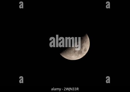 In Srinagar, der Sommerhauptstadt von Jammu und Kaschmir, erhebt sich der wachsende Halbmond über den Himmel. Stockfoto