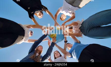 Das Konzept, die Welt zu schützen. Freunde, die einen geografischen Globus in den Händen halten. Stockfoto