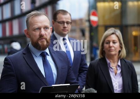 Detective Superintendent Andy Furphy spricht mit den Medien außerhalb des Old Bailey, Zentral-London, nachdem Amina Noor, 39, sieben Jahre lang inhaftiert wurde, weil er einer nicht-britischen Person geholfen hatte, eine dreijährige britische Frau bei einer Reise nach Kenia im Jahr 2006 zu verstümmeln. in der ersten Verurteilung seiner Art. Bilddatum: Freitag, 16. Februar 2024. Stockfoto