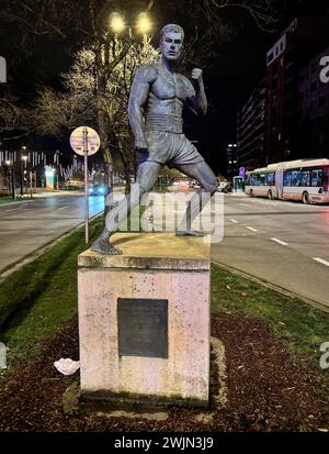 15.02.2024, xjhx, die Statue vom belgischen Schauspieler Jean-Claude van Damme Jean-Claude Camille Francois Van Varenberg im Stadtteil Anderlecht Brüssel *** 15 02 2024, xjhx, die Statue des belgischen Schauspielers Jean Claude van Damme Jean Claude Camille Francois Van Varenberg im Brüsseler Viertel Anderlecht Stockfoto