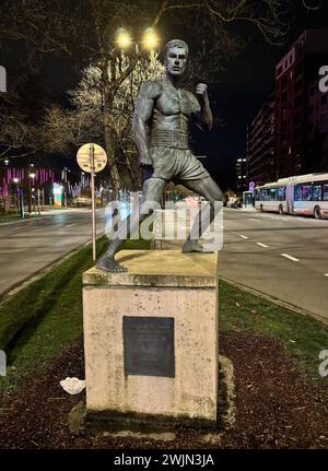 15.02.2024, xjhx, die Statue vom belgischen Schauspieler Jean-Claude van Damme Jean-Claude Camille Francois Van Varenberg im Stadtteil Anderlecht Brüssel *** 15 02 2024, xjhx, die Statue des belgischen Schauspielers Jean Claude van Damme Jean Claude Camille Francois Van Varenberg im Brüsseler Viertel Anderlecht Stockfoto