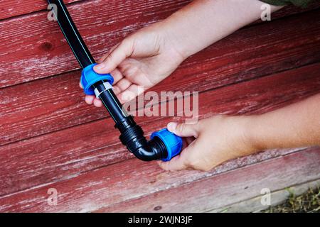 Kniestück-Klemmfittings zur Herstellung verschiedener Verbindungen von Polyethylenrohren mit demselben Durchmesser. Stockfoto