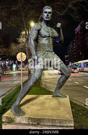 15.02.2024, xjhx, die Statue vom belgischen Schauspieler Jean-Claude van Damme Jean-Claude Camille Francois Van Varenberg im Stadtteil Anderlecht Brüssel *** 15 02 2024, xjhx, die Statue des belgischen Schauspielers Jean Claude van Damme Jean Claude Camille Francois Van Varenberg im Brüsseler Viertel Anderlecht Stockfoto