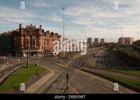 Leere Straßen und Autobahn M8 am Charing Cross während der Sperrung aufgrund des COVID-19-Coronavirus-Ausbruchs in Glasgow, Schottland, im April 2020. Stockfoto