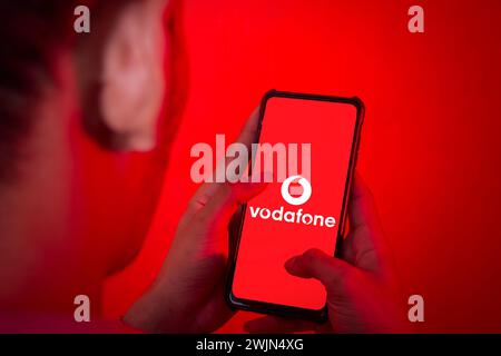 Diese Abbildung zeigt das Logo eines multinationalen Telekommunikationsunternehmens aus dem Vereinigten Königreich „Vodafone“ auf einem Handy-Bildschirm. Stockfoto