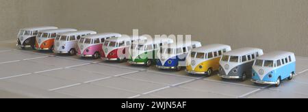 Transporter. Druckguss, Eisenminiatur von Lieferwagen in verschiedenen Farben, Brasilien, Südamerika, Seitenansicht, selektiver Fokus auf weißem Tisch auf weißem Hintergrund, Intentio Stockfoto