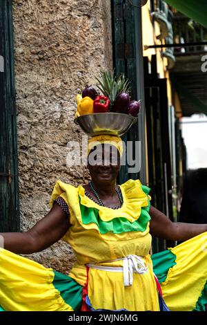 Palenquera Straßenverkäufer mit frischem Obst in der Altstadt von Cartagena, Kolumbien. Stockfoto