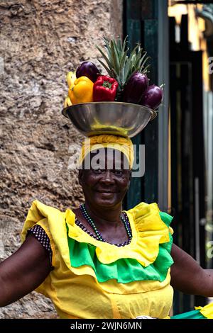 Palenquera Straßenverkäufer mit frischem Obst in der Altstadt von Cartagena, Kolumbien. Stockfoto