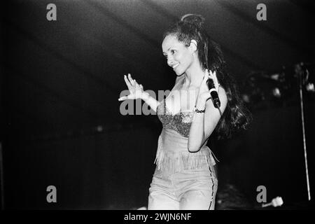 HONEYZ, KONZERT, 2000: Mariama Goodman von der britischen Soul Girl-Gruppe The Honeyz spielen am 20. Mai 2000 den Cardiff University May Ball in Cardiff, Wales. Foto: Rob Watkins. INFO: The Honeyz, eine britische R&B Girl-Gruppe, erlangte in den späten 90ern mit ihren gefühlvollen Harmonien und ansteckenden Pop-Hooks Bekanntheit. Hits wie „Finally Found“ und „End of the Line“ präsentierten ihr gesangliches Können und ihre eingängigen Melodien und begeisterten das Publikum weltweit. Stockfoto