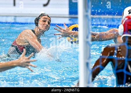 Doha, Katar. Februar 2024. Dorottya Szilagyi aus Ungarn während des 1./2. Platzes des Wasserpolo-Endspiels zwischen den Vereinigten Staaten von Amerika (weiße Kappen) und dem ungarischen Team (blaue Kappen) der 21. Aquatikweltmeisterschaft im Aspire Dome in Doha (Katar), 16. Februar 2024. Quelle: Insidefoto di andrea staccioli/Alamy Live News Stockfoto