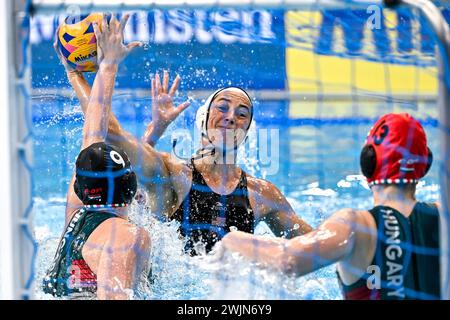 Doha, Katar. Februar 2024. Tara Prentice aus den Vereinigten Staaten von Amerika während des 1./2. Platzes des Wasserpolo-Endspiels zwischen den Vereinigten Staaten von Amerika (weiße Kappen) und dem ungarischen Team (blaue Kappen) der 21. Aquatic World Championships im Aspire Dome in Doha (Katar), 16. Februar 2024. Quelle: Insidefoto di andrea staccioli/Alamy Live News Stockfoto