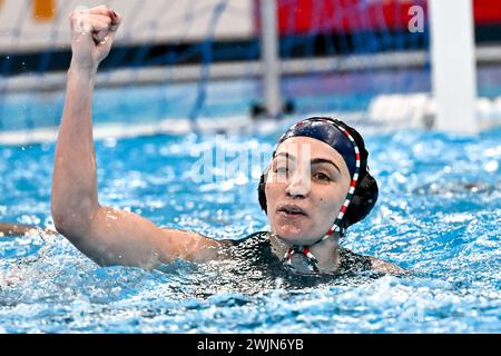 Doha, Katar. Februar 2024. Greta Gurisatti aus Ungarn während des 1./2. Platzes des Wasserpolo-Endspiels zwischen den USA (weiße Kappen) und dem ungarischen Team (blaue Kappen) der 21. Aquatikweltmeisterschaft im Aspire Dome in Doha (Katar), 16. Februar 2024. Quelle: Insidefoto di andrea staccioli/Alamy Live News Stockfoto