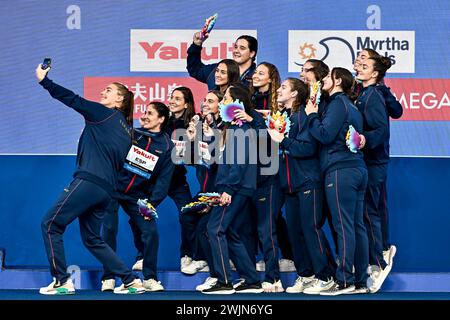 Doha, Katar. Februar 2024. Die Athleten des Teams Spanien feiern den 3. Platz mit einer Bronzemedaille nach dem Spiel der Wasserpolo-Frauen auf dem 3./4. Platz zwischen dem Team Spanien (weiße Kappen) und dem Team Griechenland (blaue Kappen) während der 21. Wassersport-Weltmeisterschaft im Aspire Dome in Doha (Katar), 16. Februar 2024. Quelle: Insidefoto di andrea staccioli/Alamy Live News Stockfoto