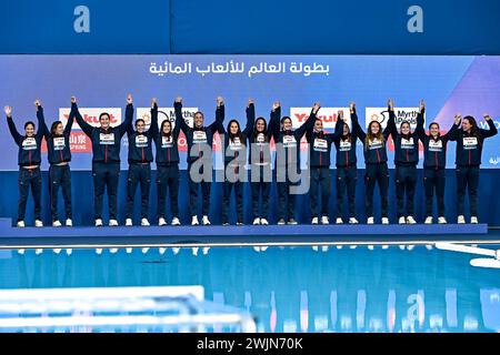 Doha, Katar. Februar 2024. Die Athleten des Teams Spanien feiern den 3. Platz mit einer Bronzemedaille nach dem Spiel der Wasserpolo-Frauen auf dem 3./4. Platz zwischen dem Team Spanien (weiße Kappen) und dem Team Griechenland (blaue Kappen) während der 21. Wassersport-Weltmeisterschaft im Aspire Dome in Doha (Katar), 16. Februar 2024. Quelle: Insidefoto di andrea staccioli/Alamy Live News Stockfoto