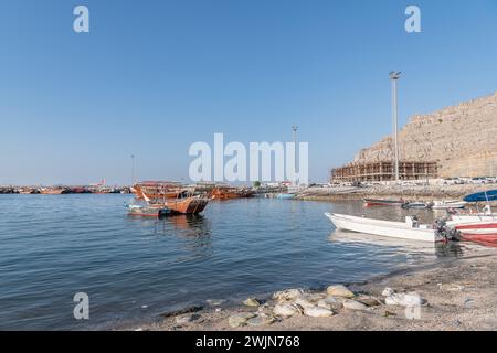 Touristen Dhows und Motorboote im Hafen von Khasab, Musandam, Oman Stockfoto