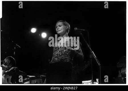 NINA PERSSON, YOUNG, THE CARDIGANS, 1996: Eine junge Nina Persson von den Cardigans, die am 20. Januar 1996 in den Anson Rooms der Bristol University in Bristol, England, Großbritannien, auf einer frühen Tour teilnahm. Foto: Rob Watkins. INFO: The Cardigans, eine schwedische Band, die in den frühen 90er Jahren gegründet wurde, erlangte mit Hits wie Lovefool internationale Bekanntheit. Ihr eklektischer Sound verbindet Pop-, Rock- und Indie-Elemente, geprägt von Nina Perssons unverwechselbarem Gesang und einer Vorliebe für eingängige Melodien. Stockfoto