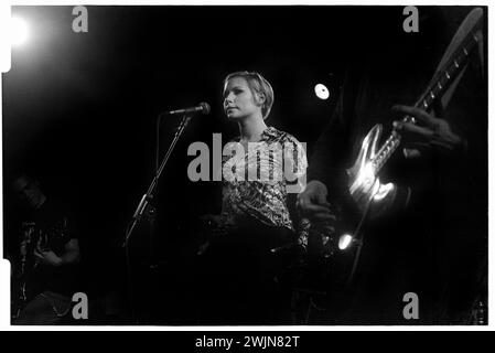 NINA PERSSON, YOUNG, THE CARDIGANS, 1996: Eine junge Nina Persson von den Cardigans, die am 20. Januar 1996 in den Anson Rooms der Bristol University in Bristol, England, Großbritannien, auf einer frühen Tour teilnahm. Foto: Rob Watkins. INFO: The Cardigans, eine schwedische Band, die in den frühen 90er Jahren gegründet wurde, erlangte mit Hits wie Lovefool internationale Bekanntheit. Ihr eklektischer Sound verbindet Pop-, Rock- und Indie-Elemente, geprägt von Nina Perssons unverwechselbarem Gesang und einer Vorliebe für eingängige Melodien. Stockfoto