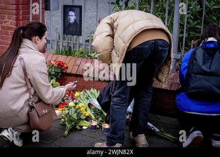 DIE HAAG - Menschen versammeln sich in der russischen Botschaft in den Haag, um eine Mahnwache für den verstorbenen Oppositionsführer Alexej Nawalny abzuhalten. Nawalny starb in Russland im Alter von 47 Jahren in Haft. Präsident Wladimir Putin hat mit seinem Tod einen seiner offensichtlichsten Kritiker verloren. ANP ROBIN UTRECHT niederlande Out - belgien Out Credit: ANP/Alamy Live News Stockfoto