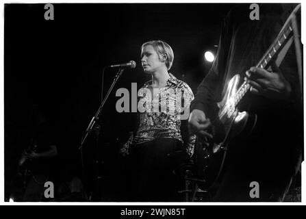 NINA PERSSON, YOUNG, THE CARDIGANS, 1996: Eine junge Nina Persson von den Cardigans, die am 20. Januar 1996 in den Anson Rooms der Bristol University in Bristol, England, Großbritannien, auf einer frühen Tour teilnahm. Foto: Rob Watkins. INFO: The Cardigans, eine schwedische Band, die in den frühen 90er Jahren gegründet wurde, erlangte mit Hits wie Lovefool internationale Bekanntheit. Ihr eklektischer Sound verbindet Pop-, Rock- und Indie-Elemente, geprägt von Nina Perssons unverwechselbarem Gesang und einer Vorliebe für eingängige Melodien. Stockfoto