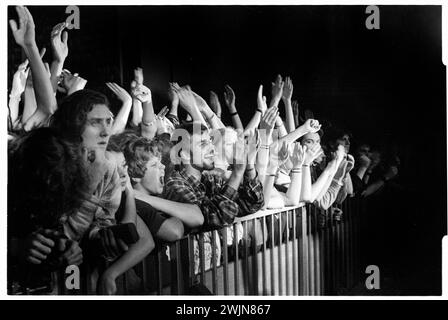 BRITPOP-FANS, ANSON ROOMS, BRISTOL, 1996: Britpop-Fans kämpfen am 20. Januar 1996 gegen die Barriere in den Anson Rooms der Bristol University in Bristol, England. Sie nehmen an der NME Bratbus Tour 1996 Teil, auf der die Cardigans, Bluetones, Fluffy und Heavy Stereo vorgestellt wurden. Foto: Rob Watkins Stockfoto