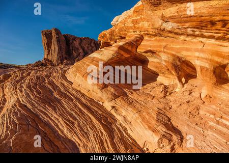 Ein kleiner Piano-Beinbogen in einer bunten erodierten aztekischen Sandsteinformation im Valley of Fire State Park in Nevada. Stockfoto