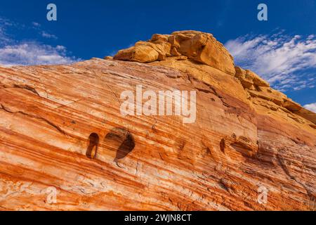 Ein kleiner Piano-Beinbogen in einer bunten erodierten aztekischen Sandsteinformation im Valley of Fire State Park in Nevada. Stockfoto