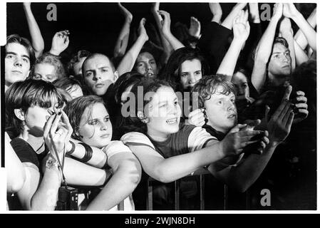 BRITPOP-FANS, ANSON ROOMS, BRISTOL, 1996: Britpop-Fans kämpfen am 20. Januar 1996 gegen die Barriere in den Anson Rooms der Bristol University in Bristol, England. Sie nehmen an der NME Bratbus Tour 1996 Teil, auf der die Cardigans, Bluetones, Fluffy und Heavy Stereo vorgestellt wurden. Foto: Rob Watkins Stockfoto