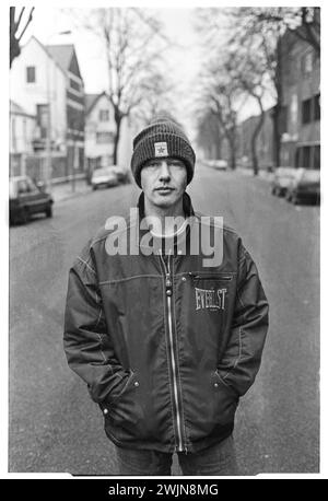 GLENN JOHANSSON, ECHOBELLY, 1996: Glenn Johansson Gitarrist der Rockband Echobelly vor der Cardiff University in Cardiff, Wales am 28. Januar 1996. HINWEIS: NEGATIVE STÖRUNG. Foto: Rob Watkins. INFO: Echobelly, eine britische Indie-Rock-Band der 90er Jahre, stieß mit Sonya Madans kraftvollem Gesang und ihrer Mischung aus alternativem Rock und Britpop auf den Markt. Hits wie „Great Things“ präsentierten ihre melodischen Hooks und introspektiven Texte und brachten ihnen während der Ära eine hingebungsvolle Anhängerschaft ein. Stockfoto