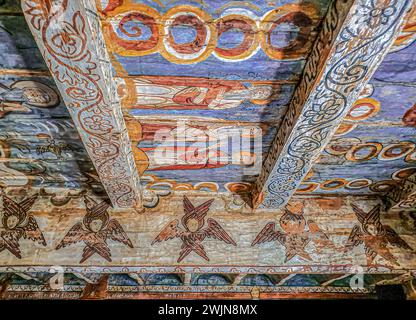 IEUD DEAL, MARAMURES, RUMÄNIEN - 19. SEPTEMBER 2020: Innere der Holzkirche, die Geburt der Mutter Gottes, aus dem 17. Jahrhundert Stockfoto