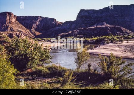 Der Rio Grande River im Big Bend National Park ist die internationale Grenze zwischen Mexiko, rechts, und den Vereinigten Staaten. Stockfoto