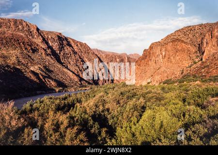 Blick von der Texas FM Road 170 auf den Rio Grande River, der durch den Colorado Canyon in der Nähe des Big Bend NP fließt. Mexiko liegt auf der anderen Seite des Flusses. Stockfoto