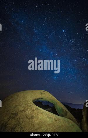 Milchstraße über Mobius Arch in den Alabama Hills nahe Lone Pine, Kalifornien. Stockfoto