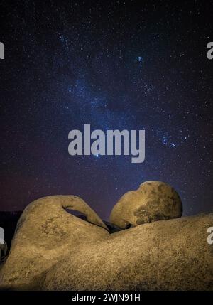 Milchstraße über Mobius Arch in den Alabama Hills nahe Lone Pine, Kalifornien. Stockfoto