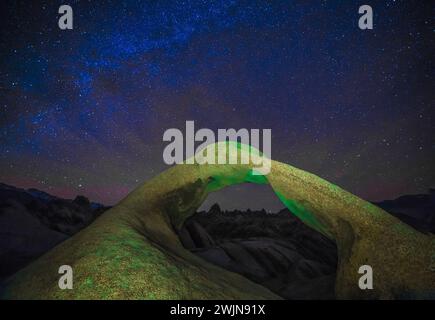 Milchstraße über Mobius Arch in den Alabama Hills nahe Lone Pine, Kalifornien. Stockfoto