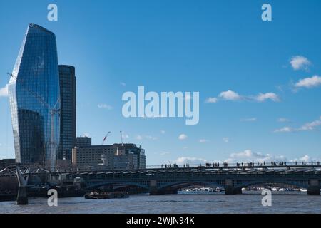 1 Blackfriars Apartment Building mit Millennium Bridge im Vordergrund Stockfoto