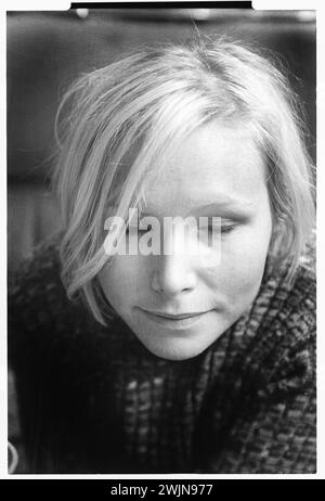 NINA PERSSON, PORTRÄT, 1996: Ein Porträt der schwedischen Sängerin Nina Persson von The Cardigans im Al Bacio Italian Restaurant in Bristol, England, Großbritannien am 9. November 1996. Foto: Rob Watkins. INFO: The Cardigans, eine schwedische Band, die in den frühen 90er Jahren gegründet wurde, erlangte mit Hits wie Lovefool internationale Bekanntheit. Ihr eklektischer Sound verbindet Pop-, Rock- und Indie-Elemente, geprägt von Nina Perssons unverwechselbarem Gesang und einer Vorliebe für eingängige Melodien Stockfoto