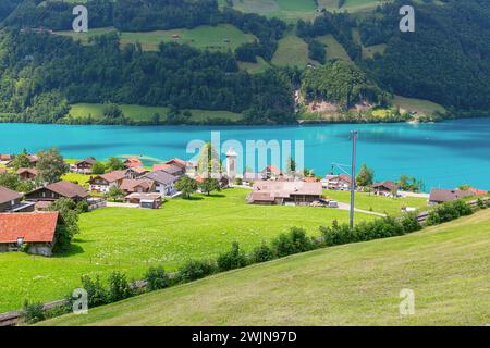 Schöner smaragdgrüner Lago Lungerersee in den Schweizer Alpen, Kanton Obwalden, Schweiz Stockfoto