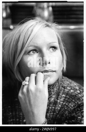 NINA PERSSON, PORTRÄT, 1996: Ein Porträt der schwedischen Sängerin Nina Persson von The Cardigans im Al Bacio Italian Restaurant in Bristol, England, Großbritannien am 9. November 1996. Foto: Rob Watkins. INFO: The Cardigans, eine schwedische Band, die in den frühen 90er Jahren gegründet wurde, erlangte mit Hits wie Lovefool internationale Bekanntheit. Ihr eklektischer Sound verbindet Pop-, Rock- und Indie-Elemente, geprägt von Nina Perssons unverwechselbarem Gesang und einer Vorliebe für eingängige Melodien Stockfoto