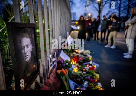 DIE HAAG - Menschen versammeln sich in der russischen Botschaft in den Haag, um eine Mahnwache für den verstorbenen Oppositionsführer Alexej Nawalny abzuhalten. Navalni starb in Russland im Alter von 47 Jahren in Haft. Präsident Wladimir Putin hat mit seinem Tod einen seiner offensichtlichsten Kritiker verloren. ANP ROBIN UTRECHT niederlande Out - belgien Out Credit: ANP/Alamy Live News Stockfoto