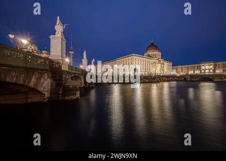 Das wiederaufgebaute Stadtschloss und der Fernsehturm in Berlin bei Nacht Stockfoto