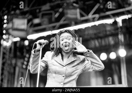 SIEDAH GARRETT, BRANDNEUE HEAVIES, 1997: Siedah Garrett Sängerin der Acid Jazz-Band Brand New Heavies, die am 14. Juni 1997 in Cardiff Music in the Bay spielte. Foto: Rob Watkins. INFO:The Brand New Heavies, eine britische Acid Jazz- und Funk-Gruppe, die in den späten 80ern gegründet wurde, ist bekannt für ihren gefühlvollen Sound. Hits wie „Dream on Dreamer“ zeigen ihre Fusion aus Jazz, R&B und Funk und machen sie zu Schlüsselfiguren der Acid Jazz-Bewegung. Stockfoto