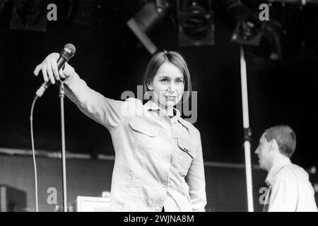 SONYA MADAN, ECHOBELLY, 1997: Sonya Madan von der Rockband Echobelly spielte am 14. Juni 1997 in Cardiff, Wales, Großbritannien. Foto: Rob Watkins. INFO: Echobelly, eine britische Indie-Rock-Band der 90er Jahre, stieß mit Sonya Madans kraftvollem Gesang und ihrer Mischung aus alternativem Rock und Britpop auf den Markt. Hits wie „Great Things“ präsentierten ihre melodischen Hooks und introspektiven Texte und brachten ihnen während der Ära eine hingebungsvolle Anhängerschaft ein. Stockfoto