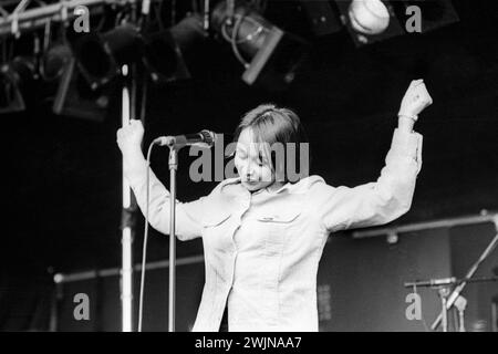 SONYA MADAN, ECHOBELLY, 1997: Sonya Madan von der Rockband Echobelly spielte am 14. Juni 1997 in Cardiff, Wales, Großbritannien. Foto: Rob Watkins. INFO: Echobelly, eine britische Indie-Rock-Band der 90er Jahre, stieß mit Sonya Madans kraftvollem Gesang und ihrer Mischung aus alternativem Rock und Britpop auf den Markt. Hits wie „Great Things“ präsentierten ihre melodischen Hooks und introspektiven Texte und brachten ihnen während der Ära eine hingebungsvolle Anhängerschaft ein. Stockfoto