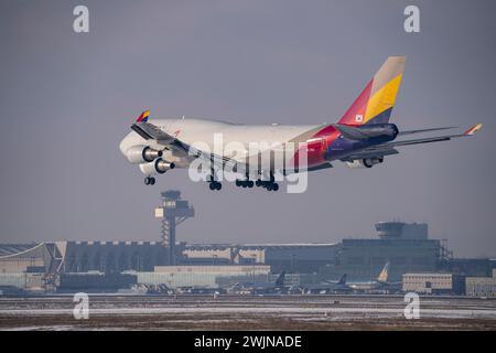 Asiana Airlines, Cargo Boeing 747-400F nähert sich dem Flughafen Frankfurt FRA, Flugsicherungsturm Fraport, im Winter Hessen, Deutschland Stockfoto